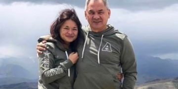 ابنة وزير الدفاع الروسي وطفلتها ترتديان ملابس بألوان علم أوكرانيا