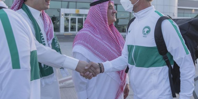 الأخضر يصل أبوظبي