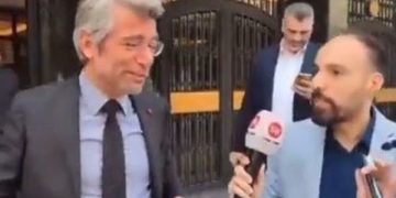 شاهد واحكم.. وزير لبناني يرد على أجوبة صحافي بأغنيات