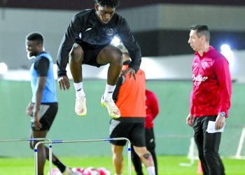 الشباب يغلق المساحات