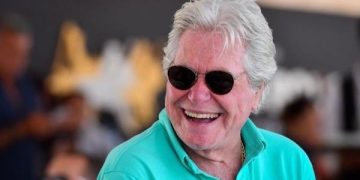 حسين فهمي: السينما تجري في دمي.. والفن يواجه الفكر بالفكر