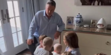 فيديو يكشف جديداً عن أليك بالدوين.. طفل سابع على الطريق