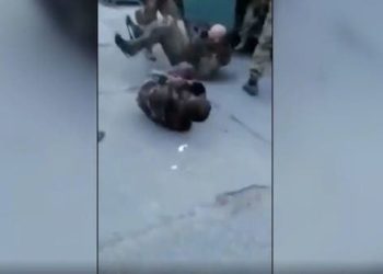 شاهد.. جنود أوكرانيون يطلقون النار على أسرى روس