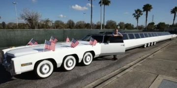 مهبط مروحيات وجاكوزي وميني غولف.. شاهد أطول سيارة في العالم!