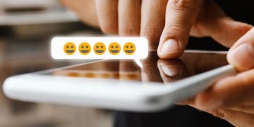 احذروا استخدام "الإيموجي" في العمل.. وهذا السبب!