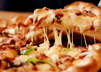 علماء إيطاليون يصنعون بيتزا مثالية خالية من الخميرة!