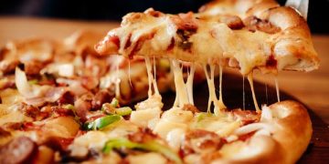 علماء إيطاليون يصنعون بيتزا مثالية خالية من الخميرة!