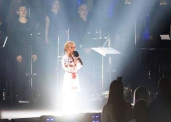 هل تذكرون طفلة الملجأ بأوكرانيا؟.. حققت حلمها وغنت أمام الآلاف