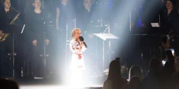 هل تذكرون طفلة الملجأ بأوكرانيا؟.. حققت حلمها وغنت أمام الآلاف