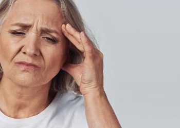 العادات الغذائية الخاطئة تسبب الصداع والحموضة