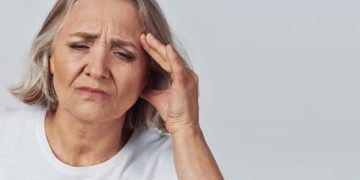 العادات الغذائية الخاطئة تسبب الصداع والحموضة