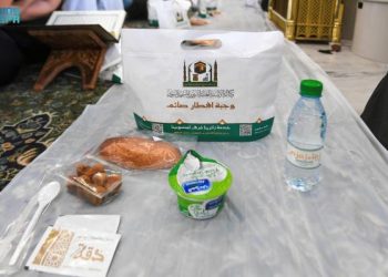 «موائد الإفطار».. تجمع روحاني يومي للصائمين في ساحات الحرمين