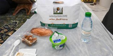 «موائد الإفطار».. تجمع روحاني يومي للصائمين في ساحات الحرمين