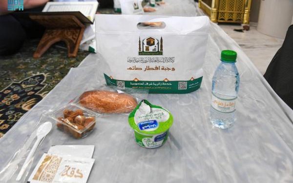 «موائد الإفطار».. تجمع روحاني يومي للصائمين في ساحات الحرمين