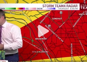 شاهد.. مراسل طقس يوقف بثه المباشر ليتصل ويحذر ابنه من إعصار