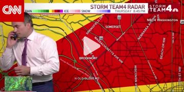 شاهد.. مراسل طقس يوقف بثه المباشر ليتصل ويحذر ابنه من إعصار