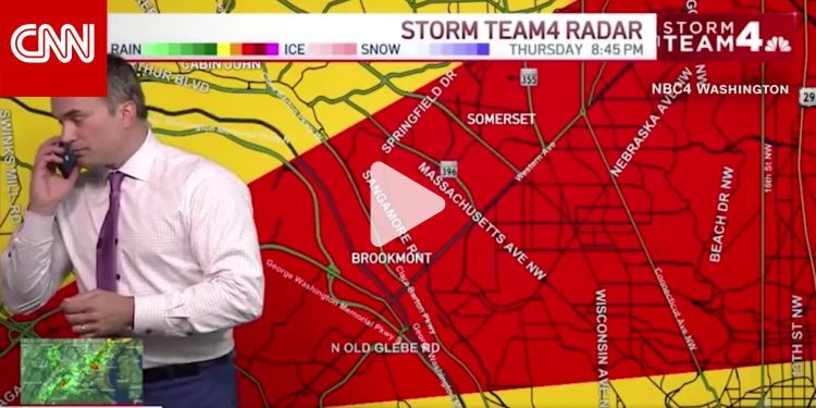 شاهد.. مراسل طقس يوقف بثه المباشر ليتصل ويحذر ابنه من إعصار