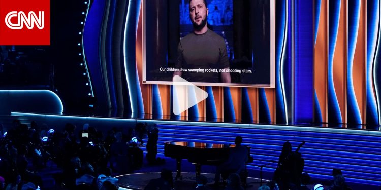 الرئيس الأوكراني والمغني جون ليجيند يوجهان رسالة ضد الحرب بأغنية في حفل غرامي