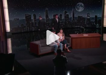 تبادلا الأدوار دون علمهم.. شاهد كيف خدع مذيعان المعجبين على الهواء