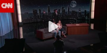 تبادلا الأدوار دون علمهم.. شاهد كيف خدع مذيعان المعجبين على الهواء