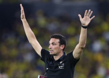 مدرب الأرجنتين: السعودية ستلعب "على أرضها"