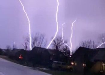 ظاهرة نادرة في سماء أميركا.. ما هو البرق الصاعد؟