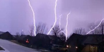 ظاهرة نادرة في سماء أميركا.. ما هو البرق الصاعد؟
