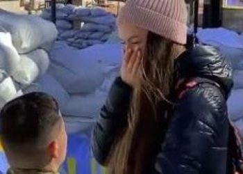 بالصور.. جندي أوكراني يفاجئ حبيبته بطلب يدها عند حاجز عسكري