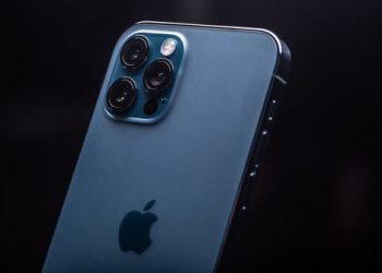 لمواجهة استنزاف بطارية آيفون وآيباد.. إليك هذا التحديث