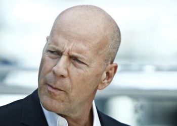 "لم يكن بروس ويليس  الذي عملنا معه".. زملاء النجم يروون