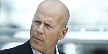 "لم يكن بروس ويليس  الذي عملنا معه".. زملاء النجم يروون