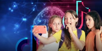 لماذا يدمن الأطفال على تيك توك؟.. هذا ما يفعله بالدماغ
