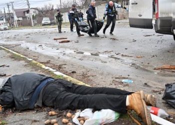 جثة تلوح بيدها وأخرى تجلس.. هل فعلاً مجزرة بوتشا تمثيلية فاشلة؟