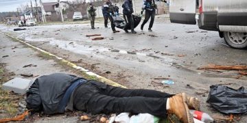 جثة تلوح بيدها وأخرى تجلس.. هل فعلاً مجزرة بوتشا تمثيلية فاشلة؟