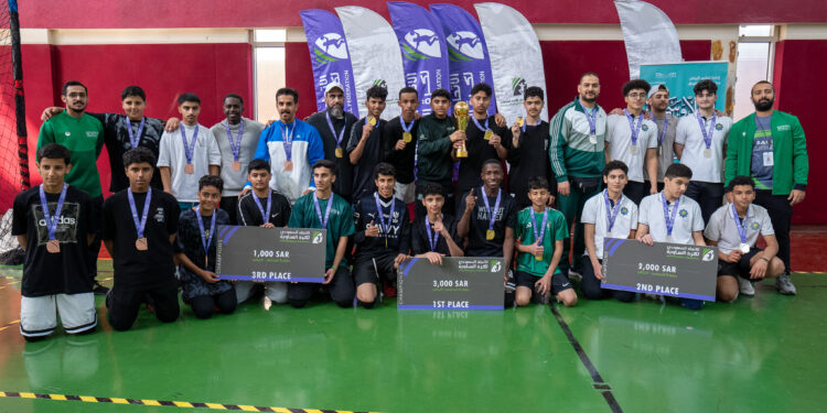 176 لاعب يشعلون بطولة الرياض المدرسية لكرة المناورة