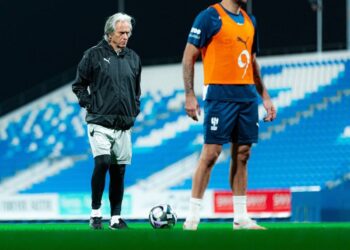 جيسوس يمر بموقف صعب