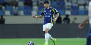 الهلال يضرب النصر بمدافع دولي