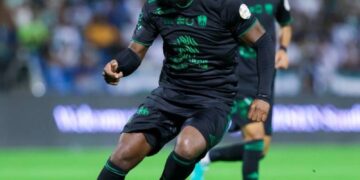 العائد يصدر أزمة أهلاوية جديدة