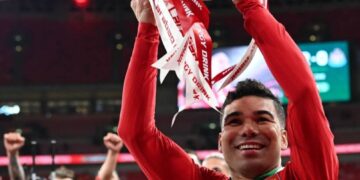 العالمي يقترب من زميل القائد