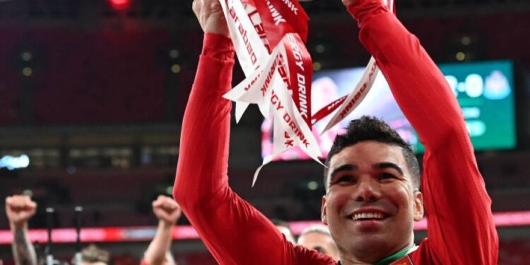 العالمي يقترب من زميل القائد