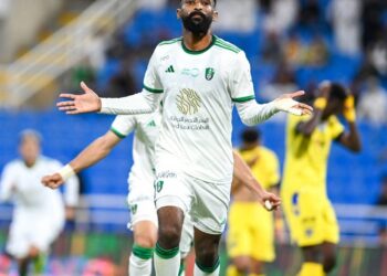 كسر العقد يضع العازف والقلعة بمأزق