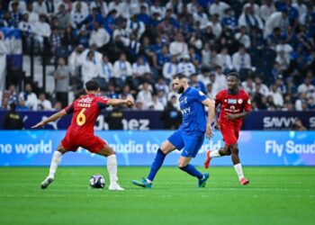 الهلال يضيق الخناق