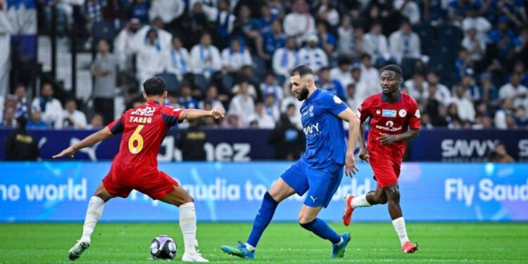 الهلال يضيق الخناق